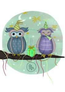 Die Illustration von Illa Sabin zeigt zwei Eulen auf einem mit Luftschlangen geschmückten Ast vor einem blassblauen Sternenhimmel, sie tragen Partyhüte und haben ein Geschenk.