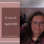 Blog-Beitrags-Grafik von Illa Sabin. Die Grafik ist zweigeteilt. Die linke Seite rosafarben und in einem dunklen Rechteck, das darauf liegt, steht: 12 von 12 April 2026. Auf der rechten Seite ist ein Foto der Autorin