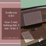 Illustration eines gemütlichen Autoren-Arbeitsplatzes: Ein Monitor zeigt ein Manuskript mit Testleser-Kommentaren am Rand. Daneben liegen eine Pflanze im Topf, eine Tasse Tee, ein Notizblock mit Stift und eine Hand an der Maus.