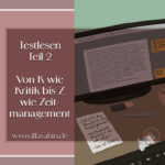 Illustration eines gemütlichen Autoren-Arbeitsplatzes von Illa Sabin: Ein Monitor zeigt ein Manuskript mit Testleser-Kommentaren am Rand. Daneben liegen eine Pflanze im Topf, eine Tasse Tee, ein Notizblock mit Stift und eine Hand an der Maus. Ein Schriftzug liegt auf der Grafik, der lautet: Testlesen Teil 2 - von K wie Kritik bis Z wie Zeitmanagement.