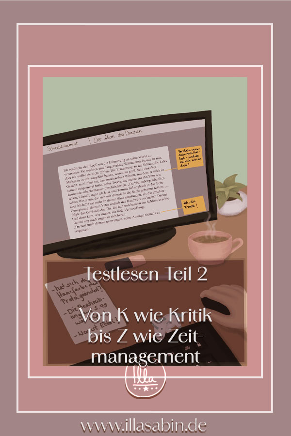 Illustration eines gemütlichen Autoren-Arbeitsplatzes von Illa Sabin: Ein Monitor zeigt ein Manuskript mit Testleser-Kommentaren am Rand. Daneben liegen eine Pflanze im Topf, eine Tasse Tee, ein Notizblock mit Stift und eine Hand an der Maus. Ein Schriftzug liegt auf der Grafik, der lautet: Testlesen Teil 2 - von K wie Kritik bis Z wie Zeitmanagement.